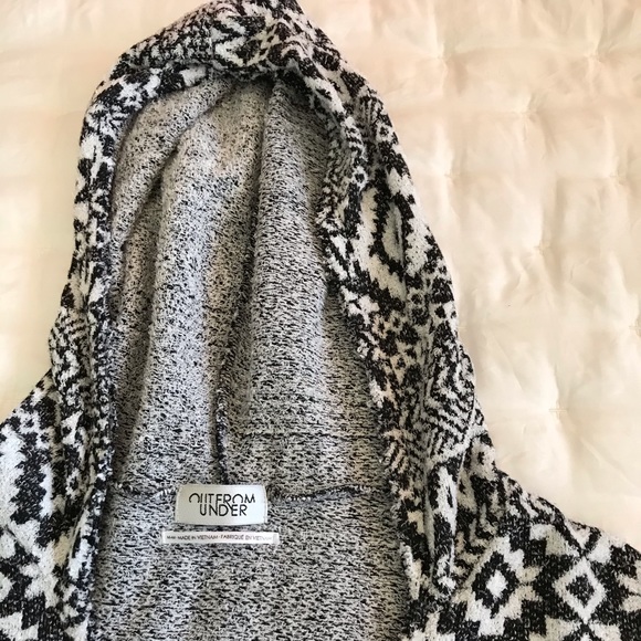 Cropped light weight sweater top. - Picture 2 of 2